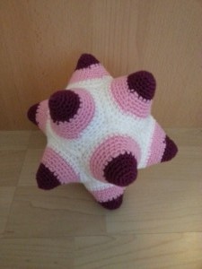 Babybal paars-roze-wit (Zie "Cadeautjes van de juf" voor het patroon)